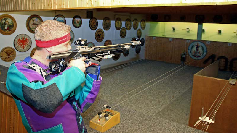 Tobias Sperl, der neue Vereinsmeister und zugleich Schützenmeister der Alpenrose Brodhausen, in Aktion